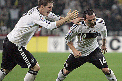 Bastian Schweinsteiger und Piotr Trochowski beim Torjubel.
