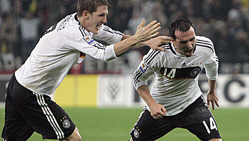 Bastian Schweinsteiger und Piotr Trochowski beim Torjubel. Bastian Schweinsteiger und Piotr Trochowski beim Torjubel.