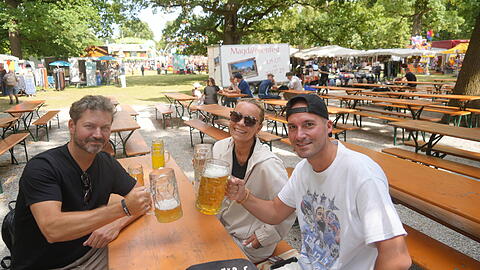 Das Magdalenenfest im Königlichen Hirschgarten ist zwar klein, versprüht dafür aber umso mehr gemütlichen Volksfestcharme. Das finden auch Markus, Gabsi und Philip, die es sich schon am Freitagnachmittag gemütlich gemacht haben.