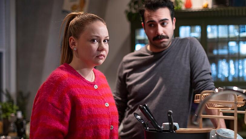 "Unter uns": Ronja (l.) f&uuml;rchtet geschockt, vor Baris (r.) aufgeflogen zu sein.