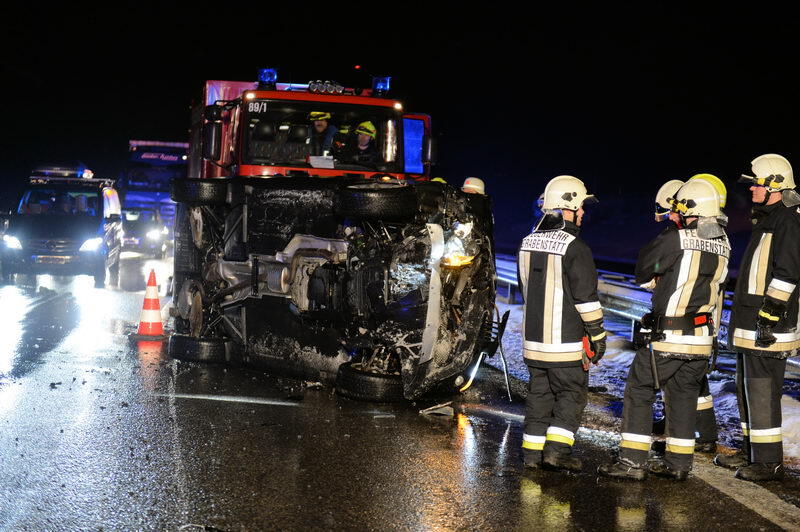 junge Frau prallte mit ihrem Fahrzeug gegen einen Anpralldämpfer.