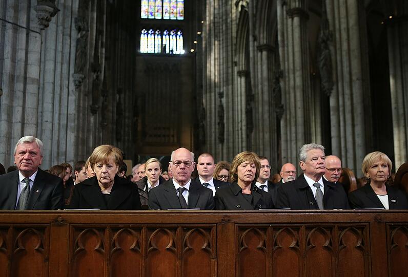 Der hessische Ministerpräsident Volker Bouffier (l-r), Bundeskanzlerin Angela Merkel, Bundestagspräsident Norbert Lammert, die Lebensgefährtin von Bundespräsident Gauck,Daniela Schadt, Bundespräsident Joachim Gauck, und die Ministerpräsidentin von Nordrhein-Westfalen, Hannelore Kraft bei der Trauerfeier für die für Germanwings-Opfer im Kölner Dom.