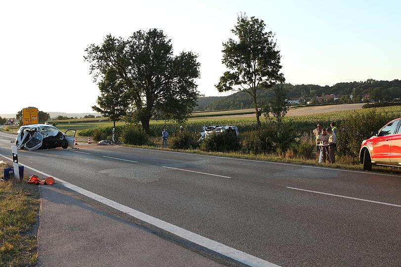 Ein 53-jähriger Autofahrer ist zwischen Wasserfall und Ansbach frontal in den Wagen eines Ehepaars gerast. Die Bilder der Unfallstelle.