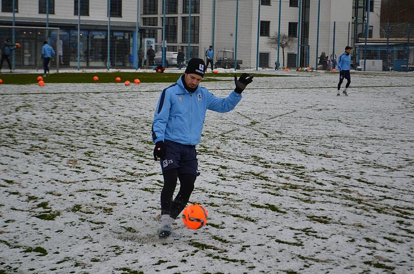Die Löwen im Schnee: Der TSV 1860 musste am Freitag vor Beginn des Trainingslagers auf weißem - und nicht wie gewohnt auf grünem - Untergrund trainieren.