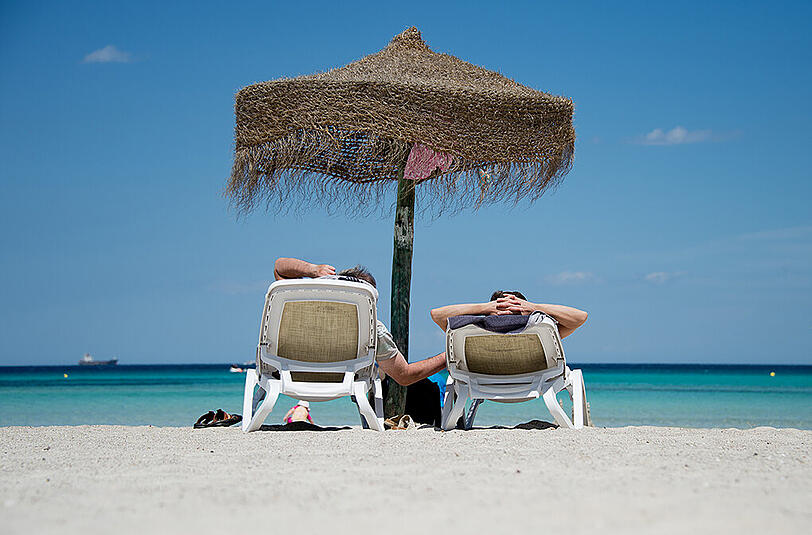 Wenn's weiter gehen soll als nach Balkonien muss Geld her. Immer weniger Arbeitgeber lassen Urlaubsgeld springen.