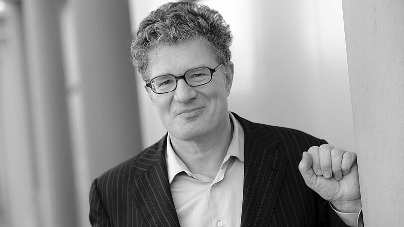 Auch der Moderator und Bestseller-Autor Roger Willemsen wurde ein Opfer des Krebs. Er verstarb am 7. Februar mit 60 Jahren in der Nähe von Hamburg.