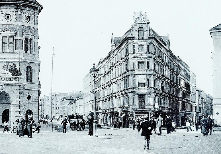 Das so genannte "Bügeleisenhaus" am Stiglmairplatz im Jahr 1903. Das Haus zwischen Schleißheimer und Dachauerstraße hatte seinen Namen von der konisch zulaufenden Form.