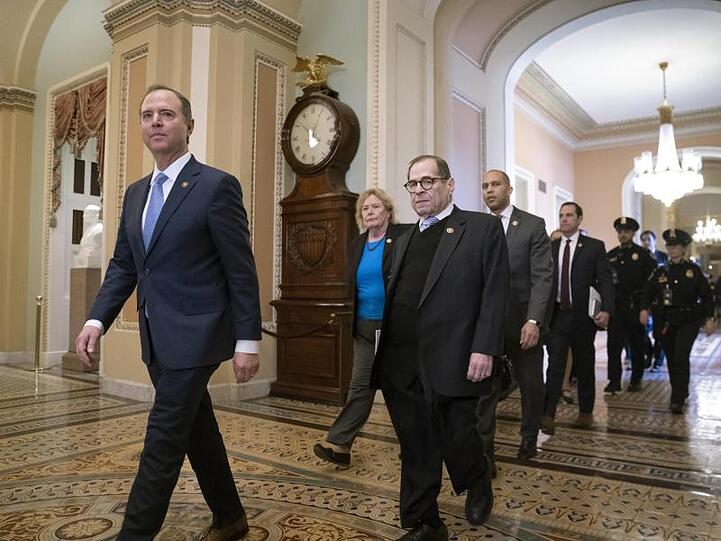 Adam Schiff, Zoe Lofgren, Jerrold Nadler, Hakeem Jeffries und Jason Crow (v.l.) auf dem Weg ins Kapitol. Die demokratischen Abgeordneten des US-Repräsentantenhauses spielen die Rolle der Ankläger im Amtsenthebungsverfahren.
