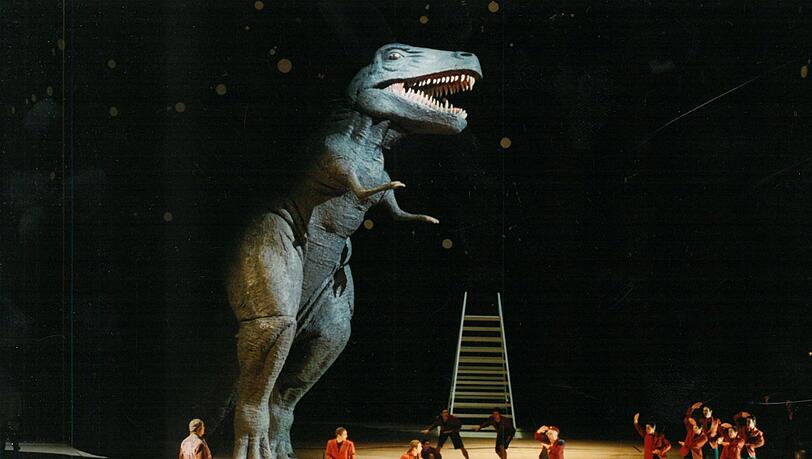 Der Dinosaurier in Richard Jones' Inszenierung von Händels "Giulio Cesare in Egitto" im Nationaltheater. Der Dinosaurier in Richard Jones' Inszenierung von Händels "Giulio Cesare in Egitto" im Nationaltheater.