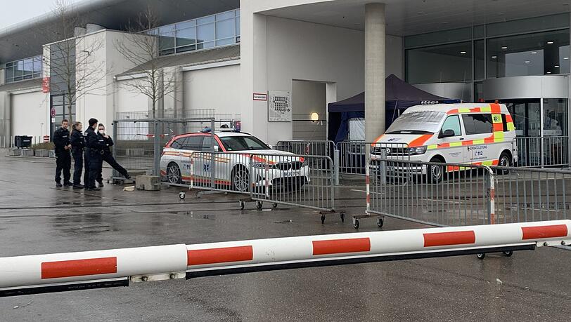 Polizisten vor der Messehalle. Polizisten vor der Messehalle.