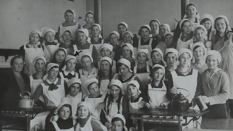 Klassenfoto in der Kochschule: Maria Heitmann hat sich selbst auf dem Foto mit einem Kreuz markiert (vorletzte Reihe, Vierte von links). Klassenfoto in der Kochschule: Maria Heitmann hat sich selbst auf dem Foto mit einem Kreuz markiert (vorletzte Reihe, Vierte von links).
