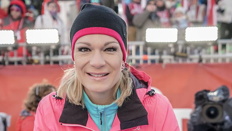 Maria Höfl-Riesch, ehemalige Ski-Olympiasiegerin und derzeit  TV-Expertin für die ARD, im Zielbereich der WM.