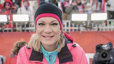 Maria Höfl-Riesch, ehemalige Ski-Olympiasiegerin und derzeit  TV-Expertin für die ARD, im Zielbereich der WM.