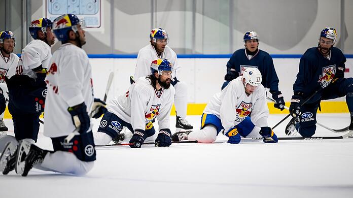 Dominik Bittner (Mitte) im EHC-Training mit dem Ex-Münchner John-Jason Peterka (blaue Hose).