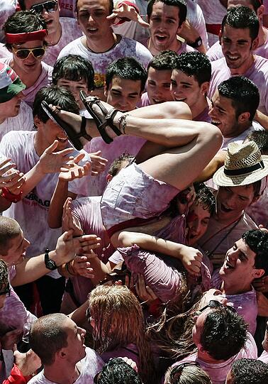 Das legendäre Stierlaufen in Pamplona ist eröffnet. Die verrücktesten Bilder des Eröffnungstages.