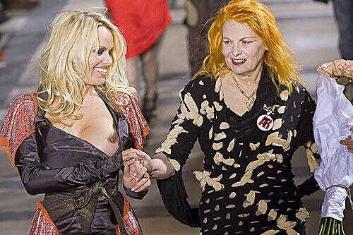 Dieser Badenixe dürfte mittlerweile so gar nichts mehr richtig peinlich sein. Schließlich ist Pamela Anderson die Frau, die sich für den Playboy so oft ausgezogen hat, wie keine zweite. Hier verrutscht der Blondine etwas auf der Vivienne-Westwood-Modenschau.