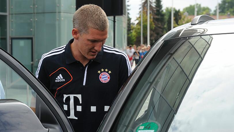Sponsor Audi hat am Dienstag in Ingolstadt die neuen Dienstwagen an Spieler und Funktionäre des FC Bayern München übergeben. Bastian Schweinsteiger hat laut eigener Aussage inzwischen seinen Fahrstil geändert: „Ich bin mittlerweile ein sehr entspannter Fahrer, fahre nicht mehr die ganz schnellen Autos.“ Sponsor Audi hat am Dienstag in Ingolstadt die neuen Dienstwagen an Spieler und Funktionäre des FC Bayern München übergeben. Bastian Schweinsteiger hat laut eigener Aussage inzwischen seinen Fahrstil geändert: „Ich bin mittlerweile ein sehr entspannter Fahrer, fahre nicht mehr die ganz schnellen Autos.“