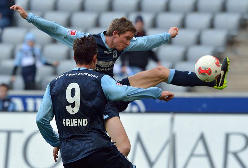 Rob Friend und Marin Tomasov bei der Aktion, die zum 1:0 fpr die Löwen führte.