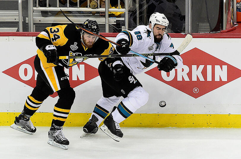 Tom Kühnhackl (links) von den Pittsburgh Penguins im Duell mit Tomas Hertl von den San Jose Sharks.