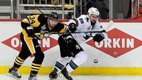 Tom Kühnhackl (links) von den Pittsburgh Penguins im Duell mit Tomas Hertl von den San Jose Sharks.