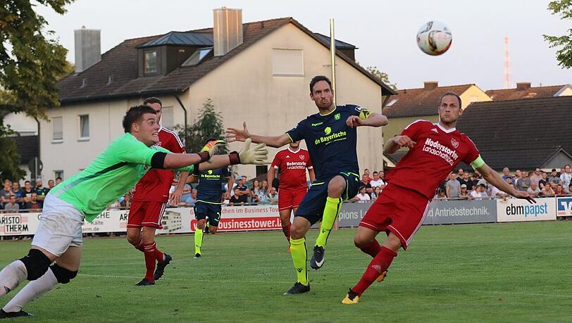 Markus Ziereis (Mi.) geht dem Ball im Sechzehner nach, vor ihm der Torwart des FC Ergolding, hinter ihm ein Verteidiger. Markus Ziereis (Mi.) geht dem Ball im Sechzehner nach, vor ihm der Torwart des FC Ergolding, hinter ihm ein Verteidiger.