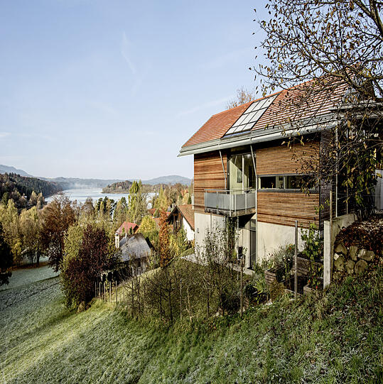 Und davor ergießt sich der Staffelsee: zu sehen in Seehausen (Kreis Garmisch-Partenkirchen).