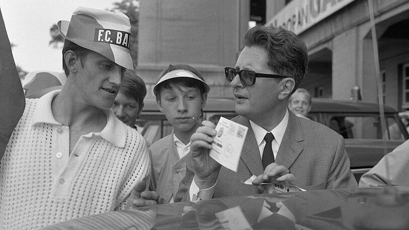 14. Juni 1969: Bayern ist Meister &ndash; und OB Hans Jochen Vogel gibt den Fans Autogramme auf ihre Eintrittskarten.