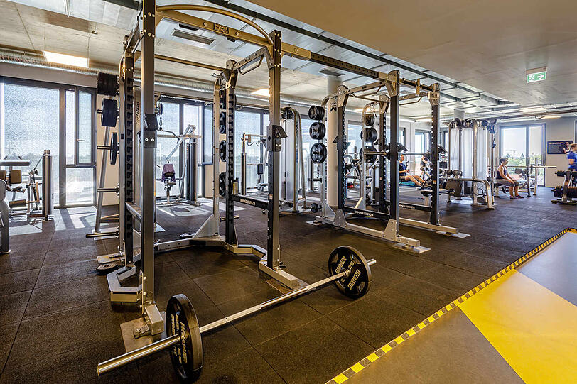 Große Auswahl an modernen Geräten vom Marktführer Life Fitness und Hammer Strength.