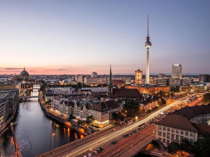 Der Fernsehturm ragt in Berlin am Abend in den wolkenfreien Himmel. Foto: Paul Zinken/dpa/Archivbild