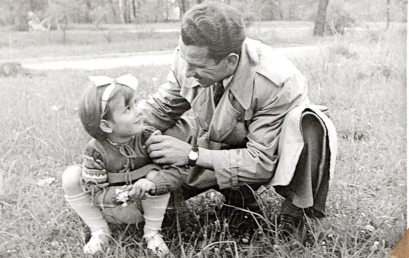 Christa mit ihrem "Vati", zirka 1954.