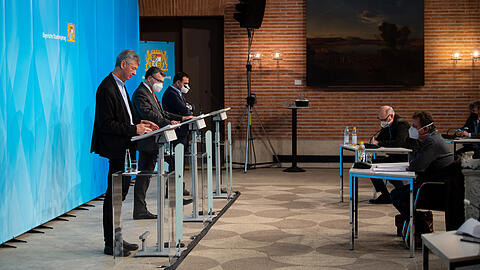 Michael Piazolo (Freie Wähler), Kultusminister von Bayern, Florian Herrmann (CSU), Leiter der bayerischen Staatskanzlei, und Klaus Holetschek (CSU), Gesundheitsminister von Bayern (von links) bei der Pressekonferenz nach der Sitzung des bayerischen Kabinetts.