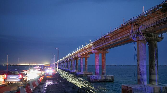 Autos fahren auf der Krim-Brücke, die Russland und die Halbinsel Krim an der Straße von Kertsch verbindet.