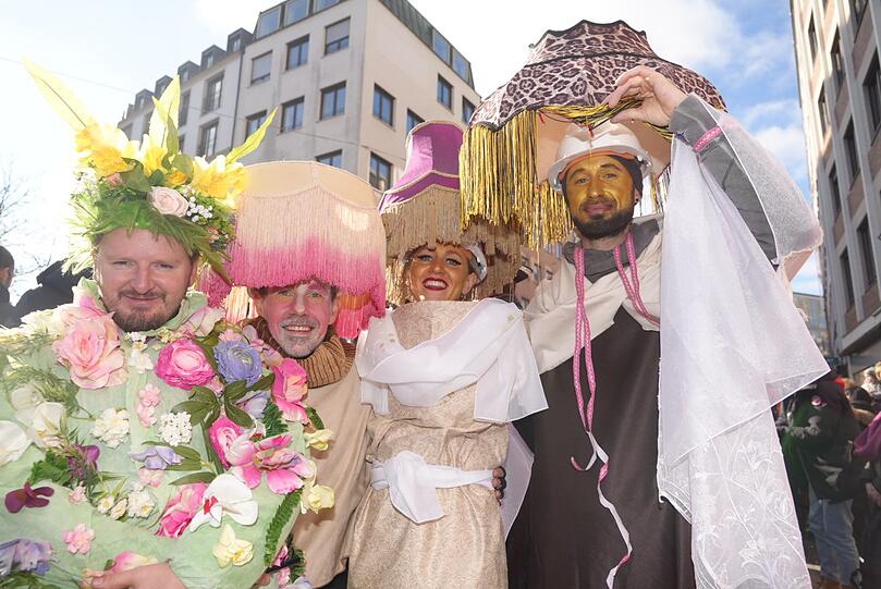 Lampenparade beim Faschingsumzug: Diese Herrschaften sind gut – und bunt – behütet vorbeigekommen.
