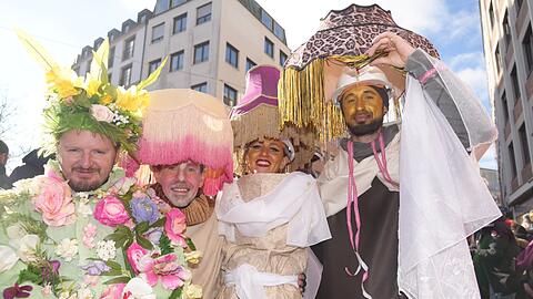 Lampenparade beim Faschingsumzug: Diese Herrschaften sind gut – und bunt – behütet vorbeigekommen.