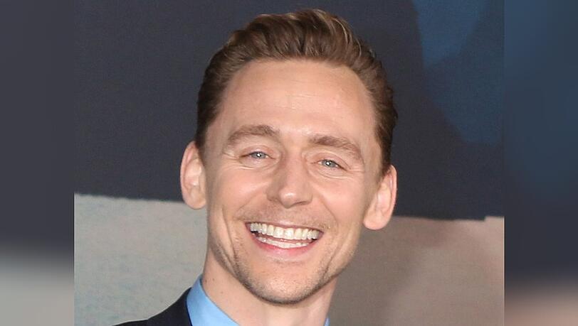 Tom Hiddleston kickt beim Unicef-Event Soccer Aid 2023 mit.