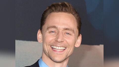 Tom Hiddleston kickt beim Unicef-Event Soccer Aid 2023 mit.