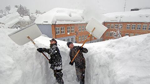 In Zwiesel mussten 2006 Bundeswehrsoldaten Schnee vom Dach einer Schule schaufeln. (Archivbild)