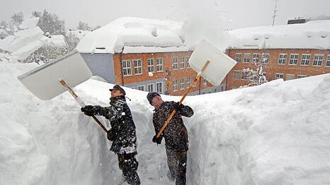 In Zwiesel mussten 2006 Bundeswehrsoldaten Schnee vom Dach einer Schule schaufeln. (Archivbild)