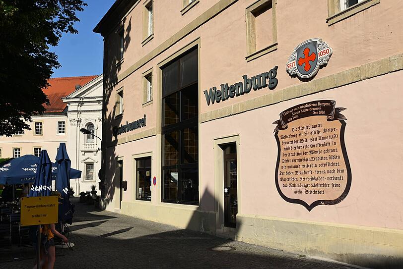 Das Kloster Weltenburg hat die &auml;lteste Klosterbrauerei der Welt. Ab 1. Januar 2027 &uuml;bernimmt Schneider Weisse aus Kelheim die Markenrechte von Weltenburger und auch der Brauerei Bischofshof aus Regensburg. Letztere schlie&szlig;t den Standort.
