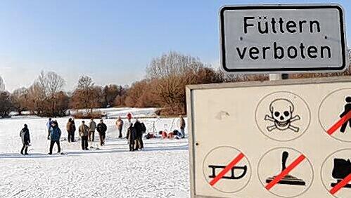 Dickschädel auf dünnem Eis: Trotz des Polizeiverbots tummeln sich die Eisstockschützen auf dem See im Ostpark. Dickschädel auf dünnem Eis: Trotz des Polizeiverbots tummeln sich die Eisstockschützen auf dem See im Ostpark.
