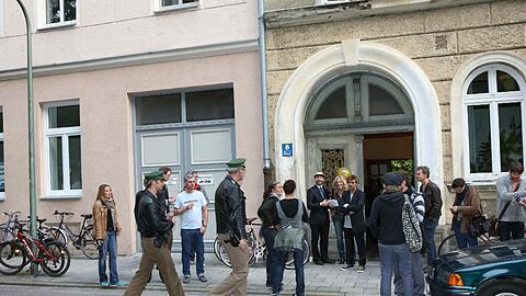 Besorgte Nachbarn schicken die Polizei zu &bdquo;Goldgrund&ldquo; in die Pilotystraße. Die lässt die Aktivisten gewähren &mdash; und wünscht einen schönen Nachmittag.