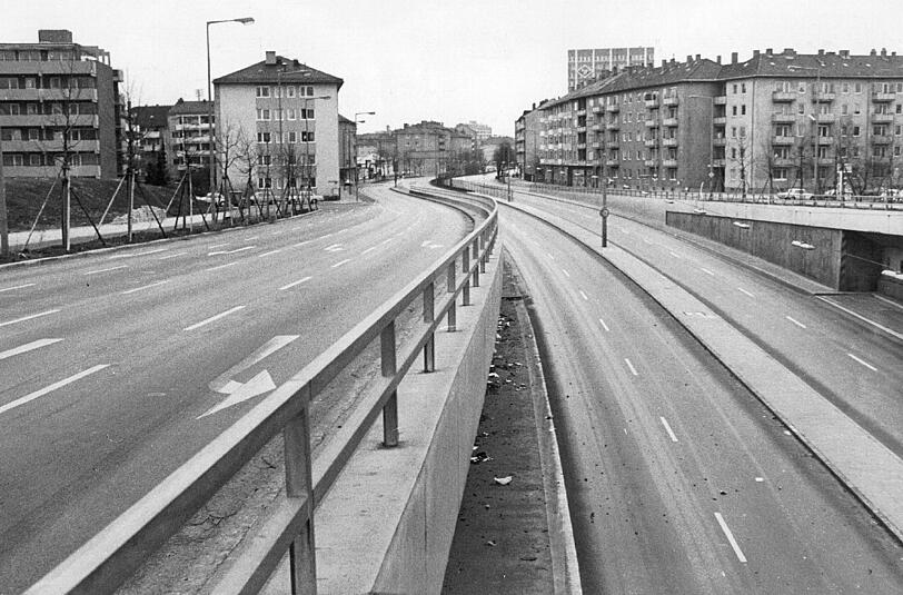 Rechts der McGraw-Graben, dahinter das Agfa-Hochhaus: Auch dieser Bereich des Mittleren Rings ist als Folge des Fahrverbots wie leer gefegt.