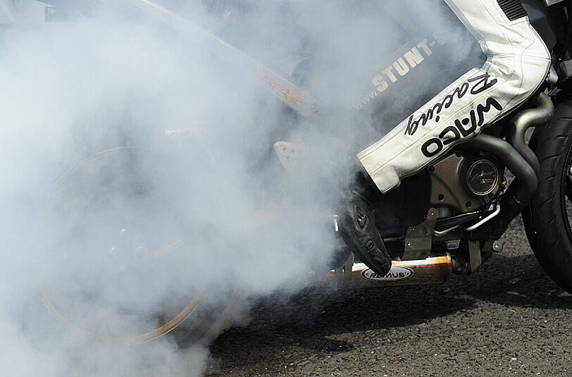 Normalerweise werden Burnouts auf Motorradshows gemacht. Aber auf Asphalt und nicht auf dem Teppich im Büro. (Symbolbild)