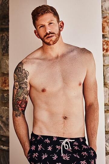 Lars Tönsfeuerborn (29) aus Düsseldorf hat mit zwei Freunden den Podcast "schwanz & ehrlich". Mit seinen fast zwei Metern Körpergröße sticht er sofort ins Auge.