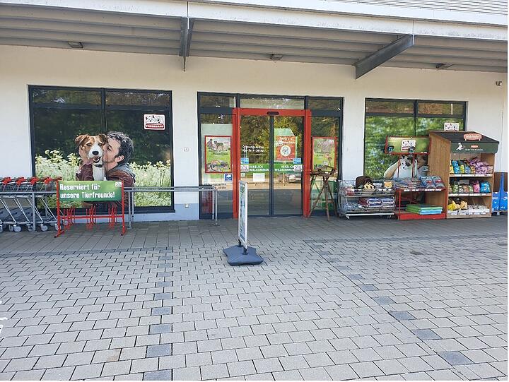 Unser Markt in Unterschleißheim ist gut sortiert auf kleiner Fläche – hier finden Sie alles für den täglichen Bedarf Ihres Tieres. Unser Team hilft Ihnen und unterstützt Sie sehr gerne bei all Ihren Fragen und Wünschen. Vor unserem Geschäft finden Sie ausreichend Parkplätze. Ihr Fressnapf Unterschleißheim bietet ein großes Sortiment an Tierbedarf und Tiernahrung zu günstigen Preisen.