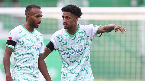 er Fürther Jeremy Dudziak (r) unterhält sich mit seinem Kollegen Julian Green.