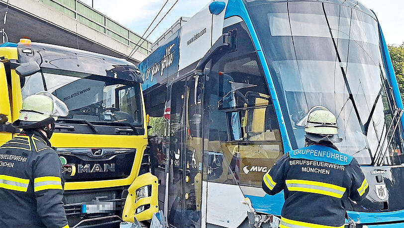 Feuerwehrleute an der Unfallstelle.  Foto: Branddirektion