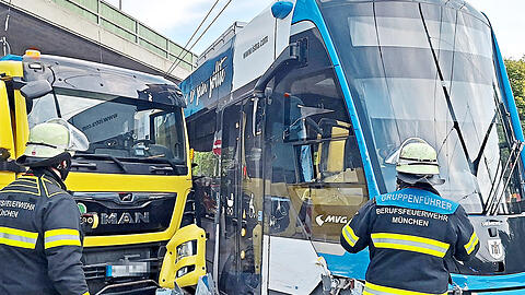 Feuerwehrleute an der Unfallstelle.  Foto: Branddirektion