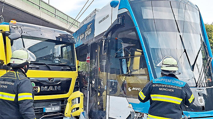 Feuerwehrleute an der Unfallstelle.  Foto: Branddirektion