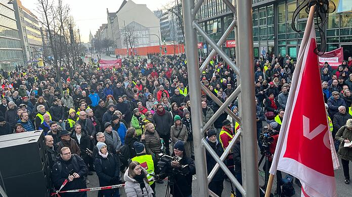 Über 1.000 Menschen gedenken am Donnerstag, 20.2. an der Seidlstraße den Opfern des Angriffs auf den Demozug der Gewerkschaft Verdi.